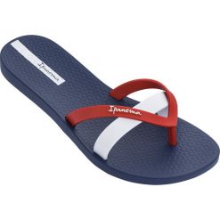 IPANEMA KIREI FEM > 81805-23504. Klapki damskie Ipanema, w paski, z gumy, bez obcasa. W wyprzedaży za 59,99 zł.