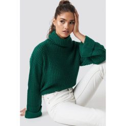 NA-KD Krótki sweter - Green. Zielone swetry damskie NA-KD, bez wzorów, z dzianiny, z krótkim rękawem, krótkie, bez kaptura. Za 113,00 zł.