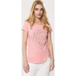 Różowy T-shirt Win Bet. Różowe t-shirty damskie Born2be, s, z aplikacjami, z dzianiny, z okrągłym kołnierzem. Za 39,99 zł.