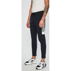 Armani Exchange - Spodnie. Niebieskie spodnie męskie Armani Exchange, na co dzień, xl, bez wzorów, z elastanu, casualowe. W wyprzedaży za 299,90 zł.