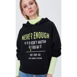Bluza z kapturem - Czarny. Czarne bluzy damskie Sinsay, s, bez wzorów, bez rękawów, z kapturem. W wyprzedaży za 29,99 zł.