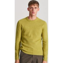 Klasyczny sweter - Zielony. Zielone swetry męskie Reserved, s, bez wzorów, klasyczne, z klasycznym kołnierzykiem, bez kaptura. Za 99,99 zł.