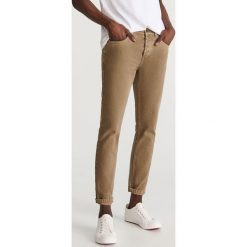 Spodnie jeansowe slim - Brązowy. Pomarańczowe spodnie męskie Reserved, m, bez wzorów, z jeansu. W wyprzedaży za 49,99 zł.