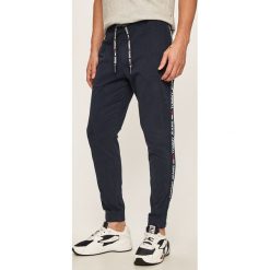 Tommy Jeans - Spodnie. Niebieskie spodnie męskie Tommy Jeans, s, bez wzorów, z elastanu. Za 399,90 zł.