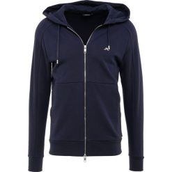 J.LINDEBERG THROW ZIP HOOD RING LOOP Bluza rozpinana navy. Niebieskie kardigany męskie marki J.LINDEBERG, s, bez wzorów, z bawełny, bez kołnierzyka, bez rękawów, bez kaptura. Za 539,00 zł.