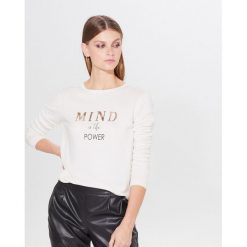 Sweter z holograficznym nadrukiem - Biały. Białe swetry damskie Mohito, s, z nadrukiem, bez rękawów, bez kaptura. W wyprzedaży za 29,99 zł.