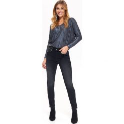 Czarne spodnie jeansowe, ze srebrnym nadrukiem przy kieszeniach. Szare spodnie damskie Top Secret, z jeansu. W wyprzedaży za 59,99 zł.