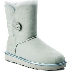 Buty UGG - W Bailey Button II Metallic 1019033 W/Irg. Niebieskie kozaki damskie Ugg, na zimę, ze skóry, na niskim obcasie. W wyprzedaży za 659,00 zł.