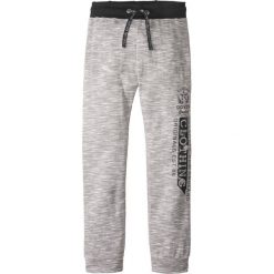 Spodnie dresowe z nadrukiem bonprix czarno-biały melanż. Szare dresy chłopięce marki bonprix, melanż, z dresówki. Za 37,99 zł.