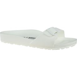 Birkenstock Madrid Essentials Eva 128183. Białe klapki damskie Birkenstock, bez wzorów, z syntetyku, bez obcasa. W wyprzedaży za 139,99 zł.