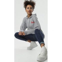 Szara Bluza Super Cool. Szare bluzy damskie Born2be, s, z napisami, z dzianiny, z długim rękawem, długie, z kapturem. Za 79,99 zł.
