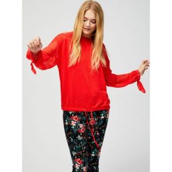 Bluza z transparentnymi rękawami. Czerwone bluzy damskie Moodo, s, bez wzorów, z poliesteru, z długim rękawem, długie, bez kaptura. Za 24,99 zł.