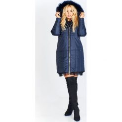 Kurtka nietuzinkowo pikowana z kapturem i futerkiem granatowy. Niebieskie kurtki damskie N/A, plus size, bez wzorów, z kapturem. Za 328,25 zł.