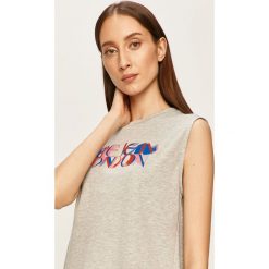 Pepe Jeans - Top Agnes. Szare bluzki damskie Pepe Jeans, s, z nadrukiem, z bawełny, casualowe, z okrągłym kołnierzem, bez rękawów. W wyprzedaży za 99,90 zł.