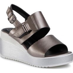 Sandały BETSY - 907046/02-03 Dk Silver. Szare klapki damskie Betsy, bez wzorów, ze skóry ekologicznej, bez obcasa, na koturnie. W wyprzedaży za 139,00 zł.