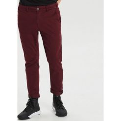 Spodnie slim - Bordowy. Czerwone spodnie męskie Cropp, m, bez wzorów. Za 119,99 zł.