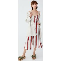 Sukienka midi w paski z guzikami. Szare sukienki damskie Pull&Bear, w paski, bez kołnierzyka, bez rękawów, midi. Za 139,00 zł.