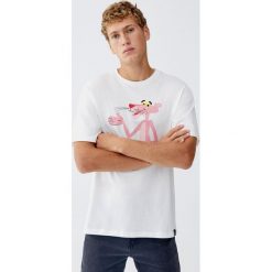 Koszulka z krótkim rękawem z Różową Panterą. Białe koszulki męskie Pull&Bear, m, bez wzorów, bez kołnierzyka, z krótkim rękawem, krótkie. Za 59,90 zł.