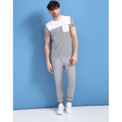 T-shirt krótki rękaw męski w paski. Białe t-shirty męskie na lato, m, w paski, z bawełny, z okrągłym kołnierzem, krótkie. W wyprzedaży za 14,99 zł.