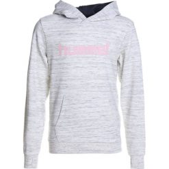 Hummel HOODIE Bluza z kapturem whisper white melange. Szare bluzy chłopięce marki Hummel, z bawełny, z kapturem. W wyprzedaży za 126,75 zł.