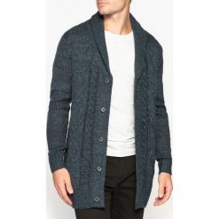 Kardigan z warkoczowym wzorem i szalowym kołnierzem. Niebieskie kardigany męskie marki La Redoute Collections, l, z wełny, dekolt w kształcie v. Za 136,46 zł.