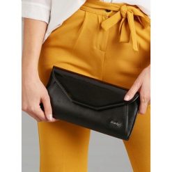 Kopertówka wizytowa czarna Rovicky - Czarny. Czarne kopertówki damskie ROVICKY, w paski, ze skóry ekologicznej, eleganckie, na ramię, małe, bez dodatków. Za 54,99 zł.