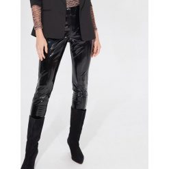 Winylowe spodnie straight fit - Czarny. Czarne spodnie damskie Mohito. Za 119,99 zł.