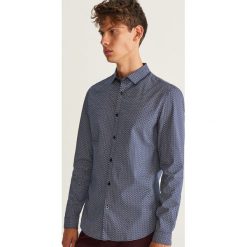 Koszula slim fit z drobnym wzorem - Niebieski. Niebieskie koszule męskie slim marki Reserved, m. Za 99,99 zł.
