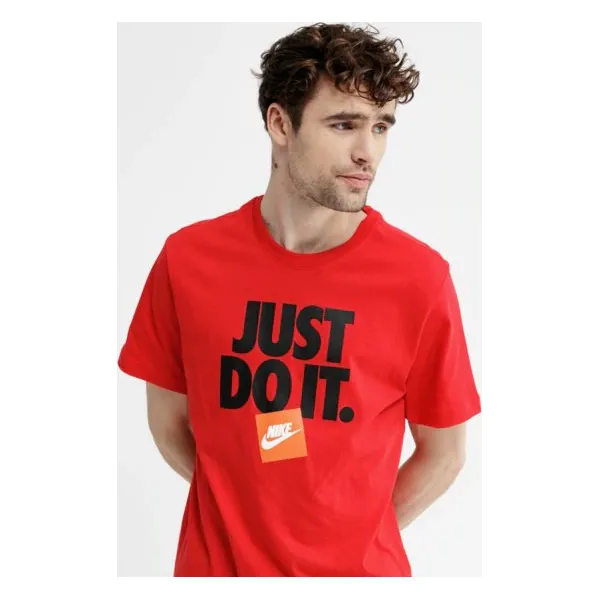 Nike Koszulka Ss M Nsw Tee Hbr 3 , czerwony, rozmiar L. Czerwone koszulki męskie Nike, m, bez wzorów, z bawełny, z klasycznym kołnierzykiem, bez rękawów. W wyprzedaży za 79,99 zł.