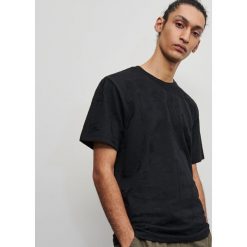 T-shirt ze strukturalnym wzorem - Czarny. Czarne t-shirty męskie Reserved, s, bez wzorów, bez kołnierzyka. W wyprzedaży za 19,99 zł.