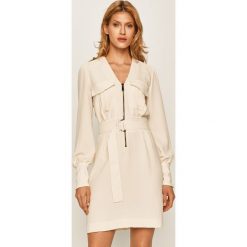 Pinko - Sukienka. Białe sukienki damskie Pinko, na co dzień, m, bez wzorów, z poliesteru, casualowe, z włoskim kołnierzykiem, z długim rękawem, długie, mini, proste. W wyprzedaży za 999,90 zł.