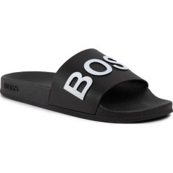 Klapki BOSS - Bay 50425152 10224455 01 Black 001. Czarne klapki męskie Boss, z tworzywa sztucznego, bez zapięcia. Za 299,00 zł.