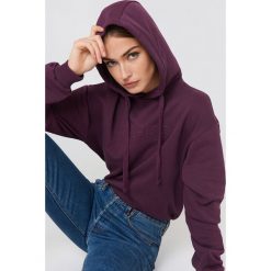 NA-KD Bluza z kapturem ze szwem NA-KD - Purple. Fioletowe bluzy damskie marki NA-KD, z napisami, z długim rękawem, długie, z kapturem. W wyprzedaży za 64,78 zł.