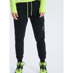 Dresowe joggery z kolekcji Futuristic Youth - Czarny. Czarne joggery męskie marki Cropp, s, z dresówki. Za 119,99 zł.