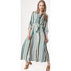 Szmizjerka maxi w paski. Białe sukienki damskie Born2be, s, w paski, eleganckie, z klasycznym kołnierzykiem, bez rękawów, długie, maxi, rozkloszowane. Za 99,99 zł.