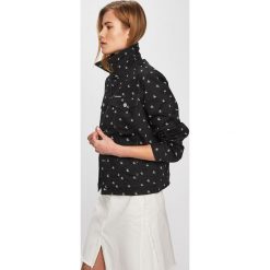Calvin Klein Jeans - Kurtka. Czarne kurtki damskie Calvin Klein Jeans, s, bez wzorów, z elastanu, krótkie. W wyprzedaży za 399,90 zł.