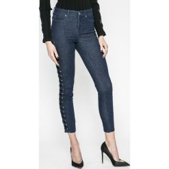 Guess Jeans - Jeansy 1981. Niebieskie jeansy damskie Guess Jeans, z aplikacjami, z bawełny. W wyprzedaży za 449,90 zł.