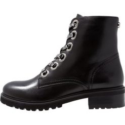 Steve Madden LINDIA Botki sznurowane black. Czarne botki damskie na zamek Steve Madden, z materiału, na sznurówki. Za 589,00 zł.