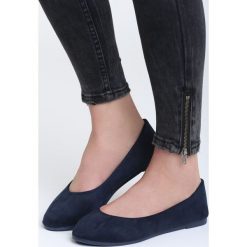 Granatowe Balerinki Steal My Girl. Czarne baleriny damskie marki Born2be, na płaskiej podeszwie. Za 24,99 zł.