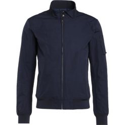 CLOSED Kurtka Bomber navy. Niebieskie kurtki męskie marki CLOSED, s, bez wzorów, z poliesteru. W wyprzedaży za 642,95 zł.