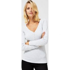 Bluzka z guzikami przy dekolcie. Bluzki damskie Moodo, xl, bez wzorów, z elastanu, bez kołnierzyka, z długim rękawem. Za 39,99 zł.