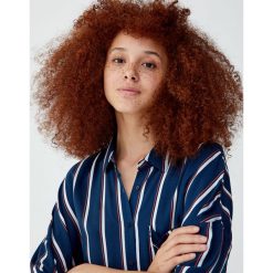 Koszula basic w paski. Niebieskie koszule damskie Pull&Bear, w paski, bez kołnierzyka, z krótkim rękawem. Za 59,90 zł.