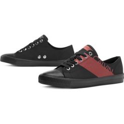 CALVIN KLEIN DENNA > RE9803 BACK/METAL RED. Czerwone buty sportowe damskie Calvin Klein, bez wzorów, z gumy, sportowe. W wyprzedaży za 319,99 zł.