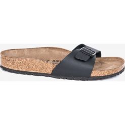 Birkenstock - Klapki Madrid. Czarne klapki damskie Birkenstock, bez wzorów, ze skóry, bez obcasa, na obcasie. W wyprzedaży za 179,90 zł.