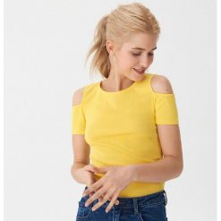 Koszulka typu cold shoulder - Żółty. Żółte koszulki damskie House, xl, bez wzorów, bez kołnierzyka, bez rękawów. W wyprzedaży za 9,99 zł.