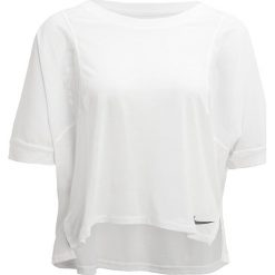 Nike Performance Koszulka sportowa white. Białe topy sportowe damskie marki Nike Performance, l, z materiału. W wyprzedaży za 139,30 zł.