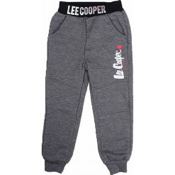 Spodnie dresowe w kolorze szarym. Chinosy chłopięce Lee Cooper & RG512, z dresówki. W wyprzedaży za 49,95 zł.