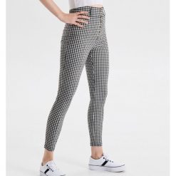 Spodnie High Waist w kratę - Szary. Szare spodnie damskie Cropp, z podwyższonym stanem. Za 89,99 zł.