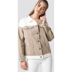 NA-KD Trend Dwukolorowa kurtka jeansowa - White,Beige. Brązowe kurtki damskie marki NA-KD Trend, bez wzorów, z jeansu, bez kaptura. W wyprzedaży za 141,97 zł.