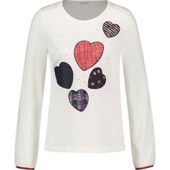 Koszulka w kolorze białym. Białe koszulki damskie Gerry Weber, bez wzorów, z okrągłym kołnierzem, z długim rękawem. W wyprzedaży za 69,95 zł.